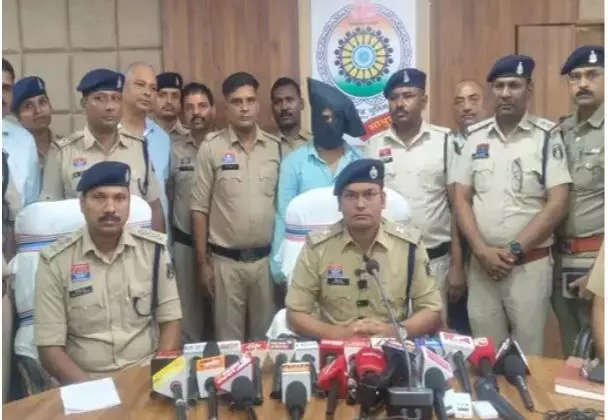 Surajpur Double Murder Case: सूरजपुर डबल मर्डर केस में सहेली टीचर का पति गिरफ्तार, मोबाइल और ज्वेलरी की बरामद, जानें क्यों मार डाला मां बेटे को