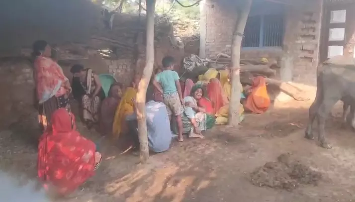 MP Crime : पशुशाला में सो रहा युवक की हत्या, पुरानी रंजिश की आशंका, शव रखकर किया चक्काजाम MP Crime : पशुशाला में सो रहा युवक की हत्या, पुरानी रंजिश की आशंका, शव रखकर किया चक्काजाम