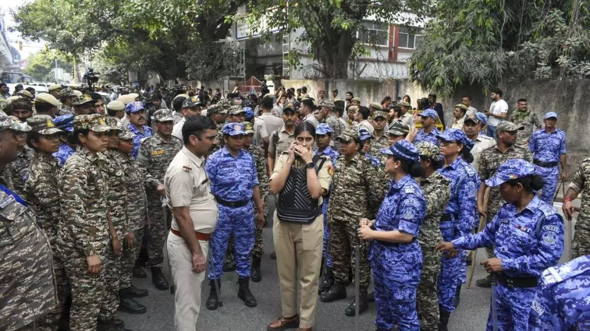 Delhi Security Alert: दिल्ली में 273 CAPF कंपनियों की तैनाती 31 अक्टूबर तक बढ़ी, CJP प्रोटेस्ट के बीच गृह मंत्रालय का बड़ा फैसला Delhi Security Alert: दिल्ली में 273 CAPF कंपनियों की तैनाती 31 अक्टूबर तक बढ़ी, CJP प्रोटेस्ट के बीच गृह मंत्रालय का बड़ा फैसला