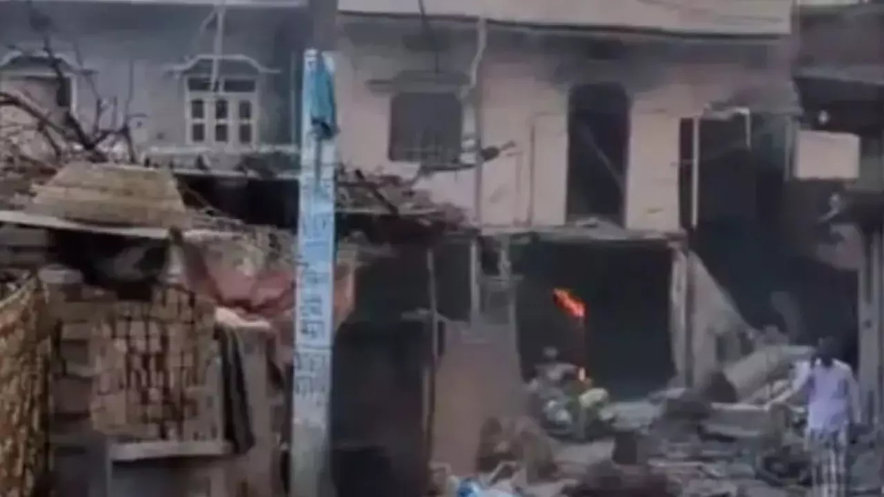 Siwan firecracker factory blast: पटाखा फैक्ट्री में ब्लास्ट, पति-पत्नी समेत 7 की मौत, डेढ़ घंटे तक होते रहे धमाके, मौके पर पुलिस मौजूद Siwan firecracker factory blast: पटाखा फैक्ट्री में ब्लास्ट, पति-पत्नी समेत 7 की मौत, डेढ़ घंटे तक होते रहे धमाके, मौके पर पुलिस मौजूद
