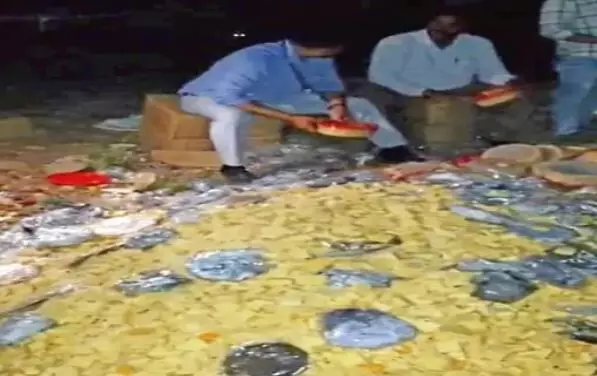 त्योहारी सीजन में भूलकर भी न खरीदें ऐसी मिठाइयां, यहां गंदगी के बीच बन रहे थे पेड़े-लड्डू, मदर डेयरी के एक्सपायरी दूध से बन रहा था पनीर त्योहारी सीजन में भूलकर भी न खरीदें ऐसी मिठाइयां, यहां गंदगी के बीच बन रहे थे पेड़े-लड्डू, मदर डेयरी के एक्सपायरी दूध से बन रहा था पनीर