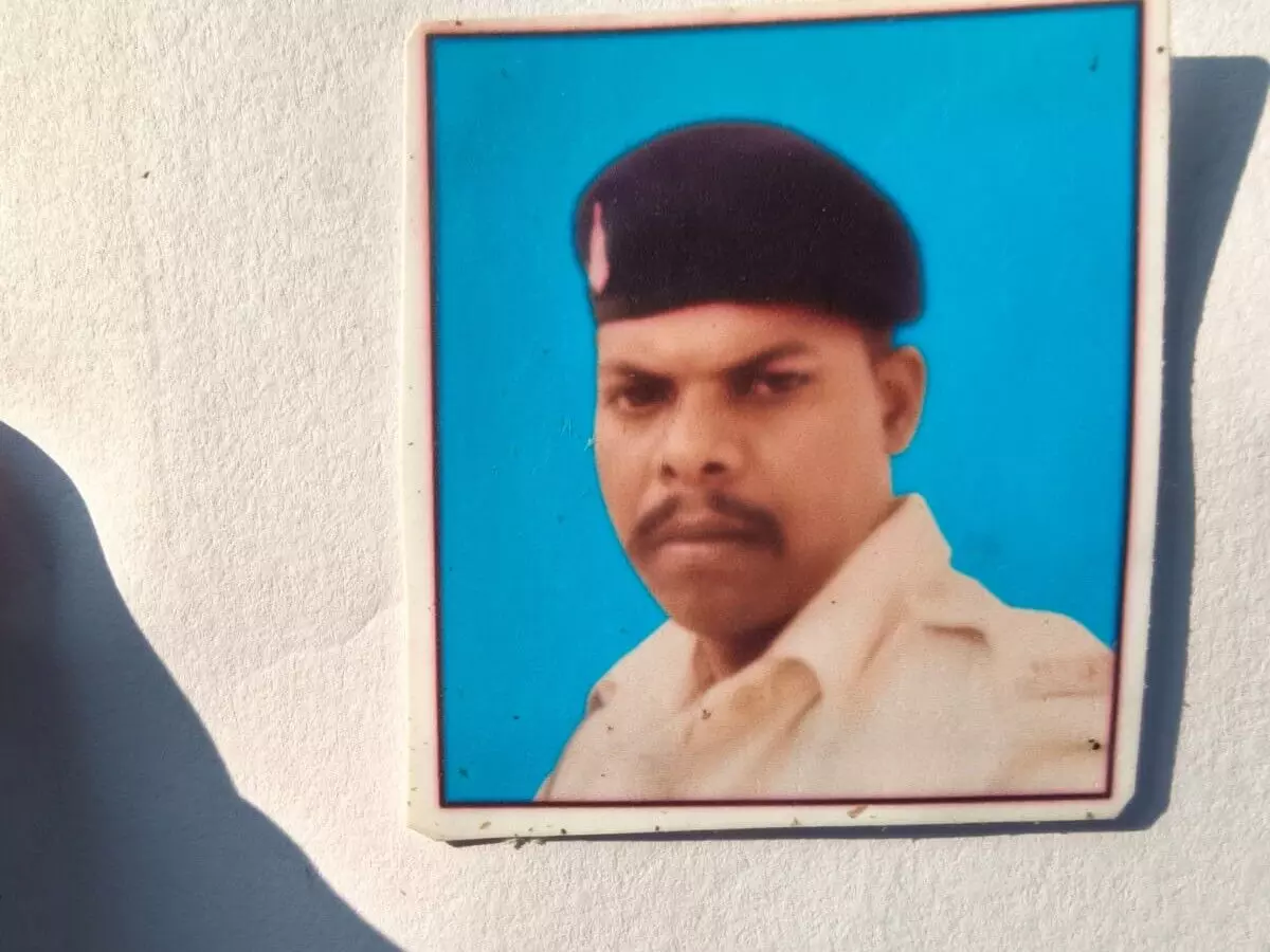 CG News : हसदेव नदी के पुल पर मिली आरक्षक की बाइक, मोबाइल और ID कार्ड बरामद, तलाश में जुटी SDRF CG News : हसदेव नदी के पुल पर मिली आरक्षक की बाइक, मोबाइल और ID कार्ड बरामद, तलाश में जुटी SDRF
