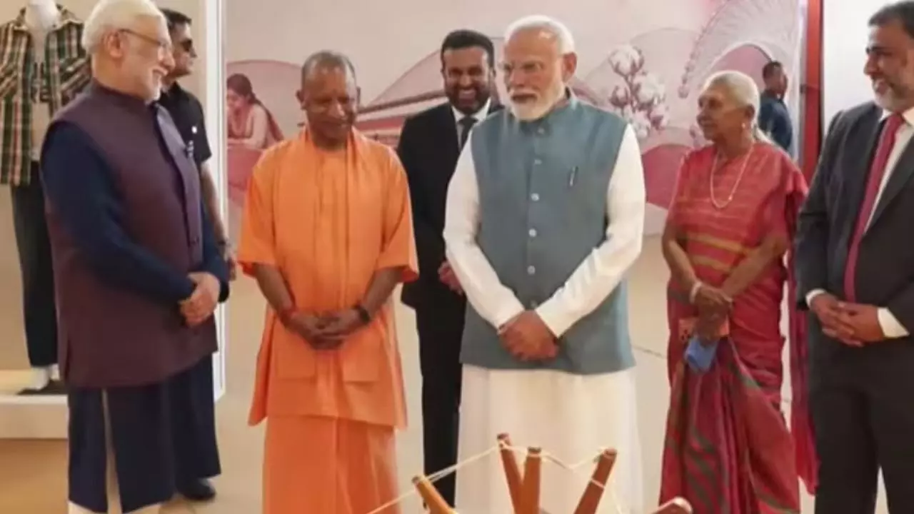 UP : वाराणसी में PM मोदी ने किया अरविंद लिमिटेड के मैन्युफैक्चरिंग प्लांट का उद्घाटन, ₹150 करोड़ का निवेश UP : वाराणसी में PM मोदी ने किया अरविंद लिमिटेड के मैन्युफैक्चरिंग प्लांट का उद्घाटन, ₹150 करोड़ का निवेश
