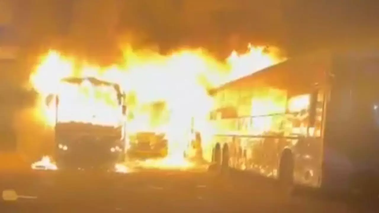 Bhopal ISBT Bus Stand Fire: भोपाल ISBT बस स्टैंड पर लगी भीषण आग, 3 से 4 बसें चपेट में; मौके पर पहुंची फायर ब्रिगेड Bhopal ISBT Bus Stand Fire: भोपाल ISBT बस स्टैंड पर लगी भीषण आग, 3 से 4 बसें चपेट में; मौके पर पहुंची फायर ब्रिगेड