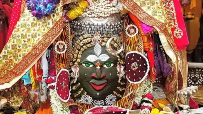 Mahakal Darshan : बाबा महाकाल के दर्शन से करें दिन की शुरुआत, देखें Live Mahakal Darshan : बाबा महाकाल के दर्शन से करें दिन की शुरुआत, देखें Live