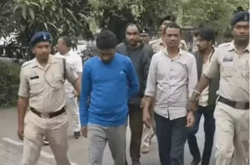 Ration Shop Theft GPS Tracker: राशन चोरों को पकड़ने के लिए पुलिस ने शक्कर की बोरी में छिपा दिया GPS ट्रैकर, 5 गिरफ्तार Ration Shop Theft GPS Tracker: राशन चोरों को पकड़ने के लिए पुलिस ने शक्कर की बोरी में छिपा दिया GPS ट्रैकर, 5 गिरफ्तार