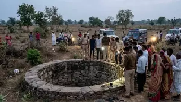 MP News : दो बहनों समेत 6 की मौत, छोटी बहन की मौत के बाद बड़ी बहन ने भी बच्चों संग कुएं में लगाई छलांग MP News : दो बहनों समेत 6 की मौत, छोटी बहन की मौत के बाद बड़ी बहन ने भी बच्चों संग कुएं में लगाई छलांग