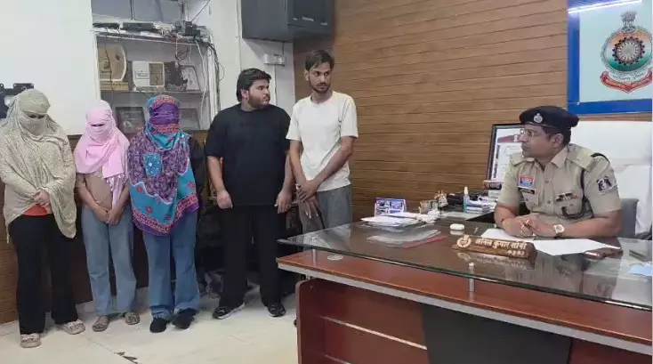 CG Cyber Crime : शेयर ट्रेडिंग में मोटे मुनाफे का झांसा देकर डॉक्टर से 34 लाख की ठगी, इंदौर से 3 युवतियों समेत 5 गिरफ्तार CG Cyber Crime : शेयर ट्रेडिंग में मोटे मुनाफे का झांसा देकर डॉक्टर से 34 लाख की ठगी, इंदौर से 3 युवतियों समेत 5 गिरफ्तार