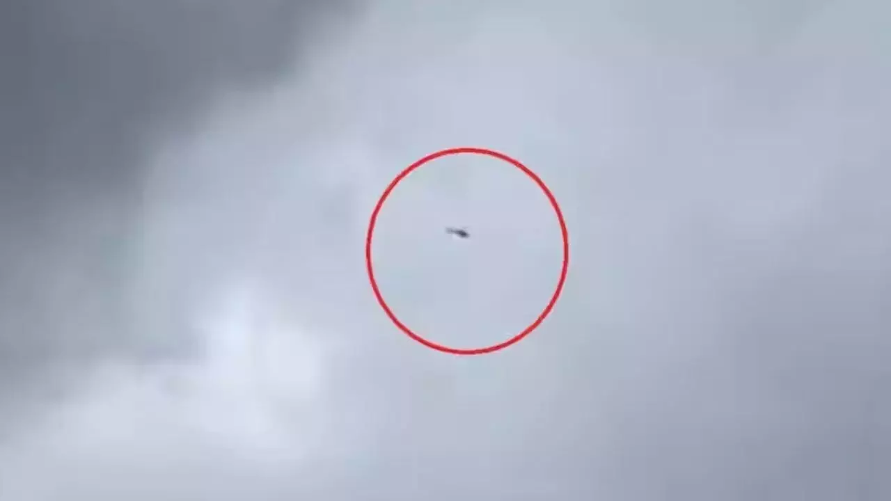 Uttarakhand Helicopter Missing: बद्रीनाथ से लौट रहा हेलीकॉप्टर जोशीमठ के पास लापता, पायलट समेत 6 लोग थे सवार Uttarakhand Helicopter Missing: बद्रीनाथ से लौट रहा हेलीकॉप्टर जोशीमठ के पास लापता, पायलट समेत 6 लोग थे सवार