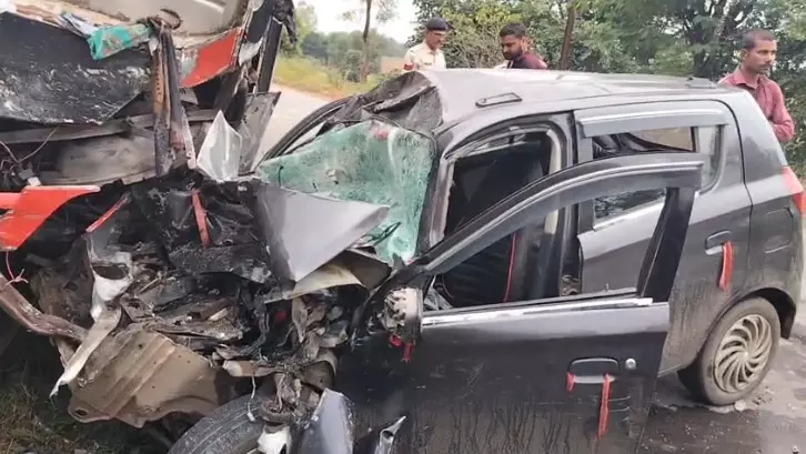 MP Accident : बस और कार की आमने-सामने भिड़ंत, तीन लोगों की मौत, बच्ची गंभीर रूप से घायल MP Accident : बस और कार की आमने-सामने भिड़ंत, तीन लोगों की मौत, बच्ची गंभीर रूप से घायल