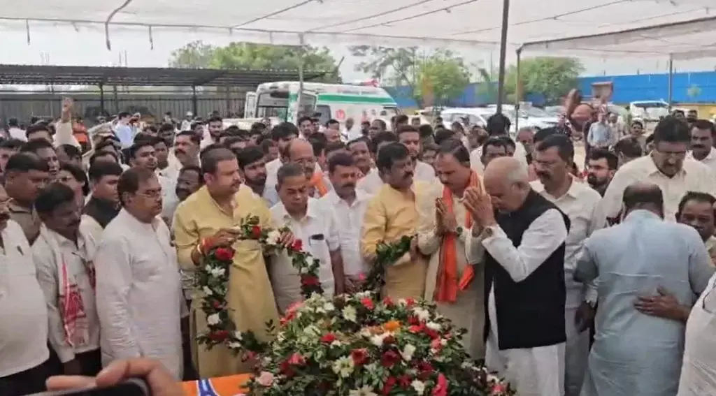 CG News : हैदराबाद से रायपुर लाया गया अहिवारा विधायक डोमनलाल कोर्सेवाड़ा का पार्थिव शरीर, स्टेट हैंगर में मंत्रियों-नेताओं ने दी श्रद्धांजलि CG News : हैदराबाद से रायपुर लाया गया अहिवारा विधायक डोमनलाल कोर्सेवाड़ा का पार्थिव शरीर, स्टेट हैंगर में मंत्रियों-नेताओं ने दी श्रद्धांजलि